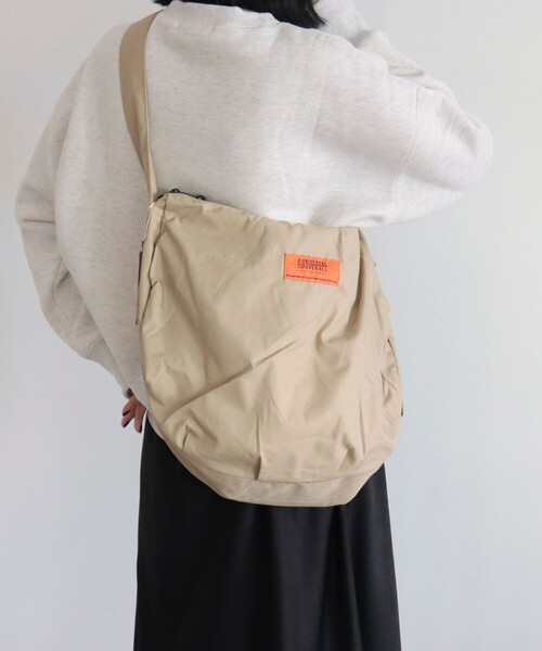UNIVERSAL OVERALL（ユニバーサルオーバーオール）の「【UNIVERSAL OVERALL/ユニバーサルオーバーオール】GABARDINE HOBO SHOULDER（ショルダーバッグ・レディース・ブラック/ベージュ・FREE）」の4枚目の写真