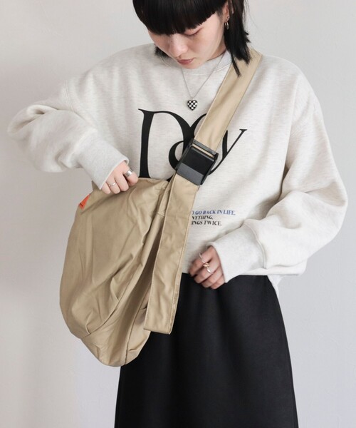 UNIVERSAL OVERALL（ユニバーサルオーバーオール）の「【UNIVERSAL OVERALL/ユニバーサルオーバーオール】GABARDINE HOBO SHOULDER（ショルダーバッグ・レディース・ブラック/ベージュ・FREE）」の5枚目の写真