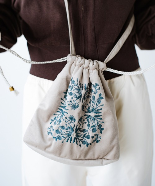 haco!(ハコ)の「【jou jou lier】ベロア巾着ショルダーバッグ(ショルダーバッグ・レディース・ブルー系その他/イエロー系その他/ベージュ系その他・ONE SIZE)」の2枚目の写真