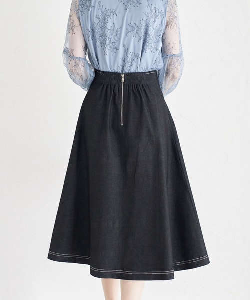 tocco closet(トッコ クローゼット)の「ステッチ入りデニムフレアスカート(スカート・レディース・ブルー/ブラック・M)」の4枚目の写真