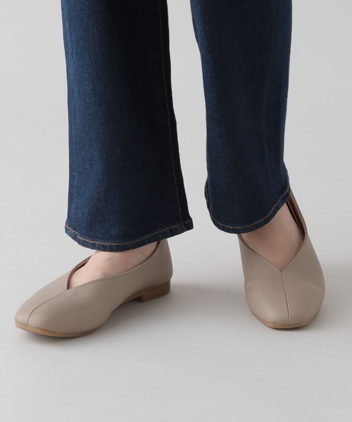 studio CLIP(スタディオクリップ)の「《natural by clip / WEB限定》レザーVカットスクエアパンプス(パンプス・レディース・ライトグレー/ブラック・MEDIUM/LARGE)」の2枚目の写真