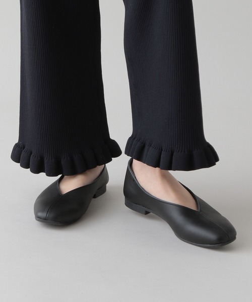 studio CLIP(スタディオクリップ)の「《natural by clip / WEB限定》レザーVカットスクエアパンプス(パンプス・レディース・ライトグレー/ブラック・MEDIUM/LARGE)」の1枚目の写真