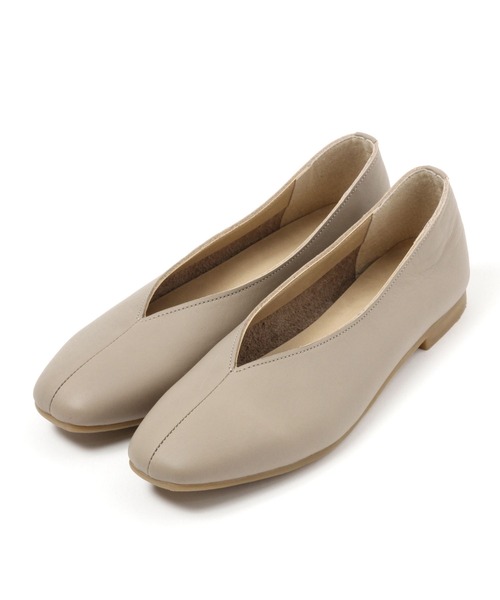 studio CLIP(スタディオクリップ)の「《natural by clip / WEB限定》レザーVカットスクエアパンプス(パンプス・レディース・ライトグレー/ブラック・MEDIUM/LARGE)」の3枚目の写真