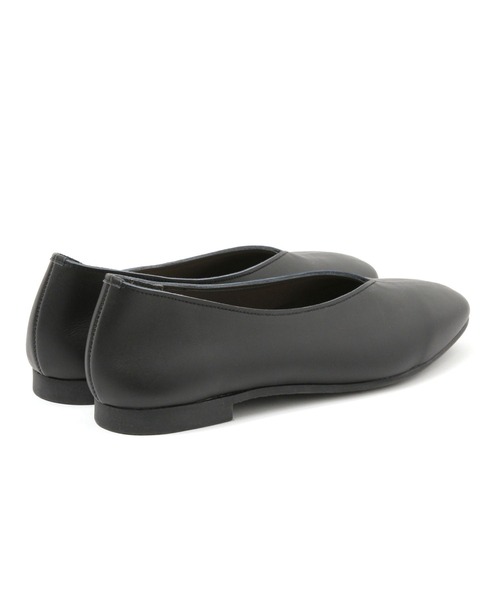 studio CLIP(スタディオクリップ)の「《natural by clip / WEB限定》レザーVカットスクエアパンプス(パンプス・レディース・ライトグレー/ブラック・MEDIUM/LARGE)」の8枚目の写真