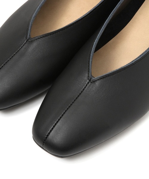 studio CLIP(スタディオクリップ)の「《natural by clip / WEB限定》レザーVカットスクエアパンプス(パンプス・レディース・ライトグレー/ブラック・MEDIUM/LARGE)」の10枚目の写真