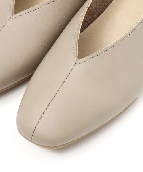 studio CLIP(スタディオクリップ)の「《natural by clip / WEB限定》レザーVカットスクエアパンプス(パンプス・レディース・ライトグレー/ブラック・MEDIUM/LARGE)」の13枚目の写真