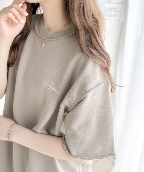 classicalelf(クラシカルエルフ)の「袖口くるりん。ワンポイント刺繍ハーフスリーブ裏毛 オーバーサイズ Tシャツ(Tシャツ/カットソー・レディース・グレイッシュベージュ/ピンク/オートミール/サックスブルー/ブラック/ホワイト・SMALL/MEDIUM/LARGE/X-LARGE)」の4枚目の写真