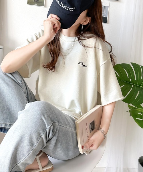 classicalelf(クラシカルエルフ)の「袖口くるりん。ワンポイント刺繍ハーフスリーブ裏毛 オーバーサイズ Tシャツ(Tシャツ/カットソー・レディース・グレイッシュベージュ/ピンク/オートミール/サックスブルー/ブラック/ホワイト・SMALL/MEDIUM/LARGE/X-LARGE)」の17枚目の写真
