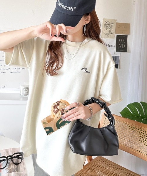classicalelf(クラシカルエルフ)の「袖口くるりん。ワンポイント刺繍ハーフスリーブ裏毛 オーバーサイズ Tシャツ(Tシャツ/カットソー・レディース・グレイッシュベージュ/ピンク/オートミール/サックスブルー/ブラック/ホワイト・SMALL/MEDIUM/LARGE/X-LARGE)」の15枚目の写真