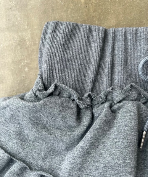 SHAGGIE(シャギー)の「カットオフスウェットフリルミニスカート(スカート・レディース・ブラック/ホワイト/グレー・FREE)」の6枚目の写真