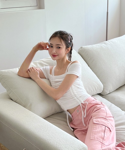 by muni:r(バイ ムニール)の「ダブルストラップシャーリング半袖Tシャツ(Tシャツ/カットソー・レディース・ピンク/グレー/アイボリー/ブラック・FREE)」の10枚目の写真