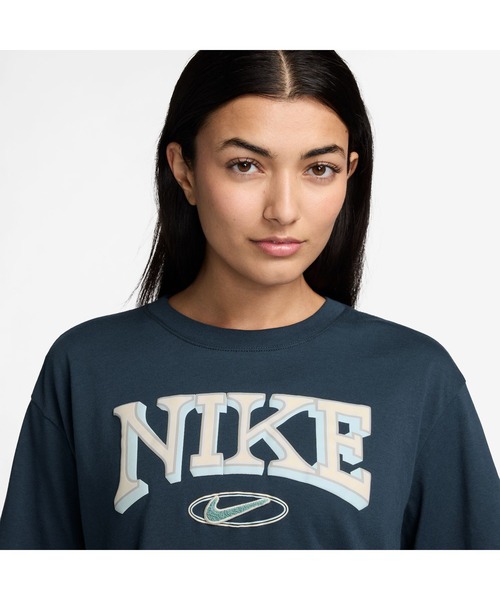 NIKE（ナイキ）の「ナイキ NIKE ナイキ  NSW OC VARZITY S/S Tシャツ（Tシャツ/カットソー・レディース・ブラック/ネイビー・S/M/L/XL）」の4枚目の写真
