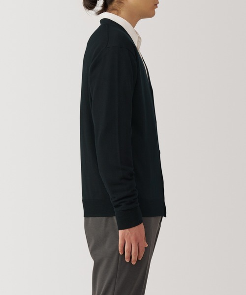 無印良品（ムジルシリョウヒン）の「紳士　洗えるウールハイゲージＶネックカーディガン（カーディガン/ボレロ・メンズ・ブラック/ダークネイビー/キャメル/ブルー・XL/L/M/S）」の6枚目の写真