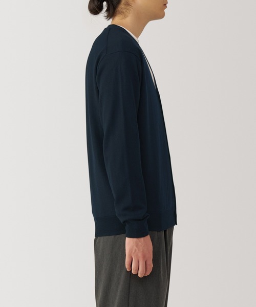 無印良品（ムジルシリョウヒン）の「紳士　洗えるウールハイゲージＶネックカーディガン（カーディガン/ボレロ・メンズ・ブラック/ダークネイビー/キャメル/ブルー・XL/L/M/S）」の18枚目の写真