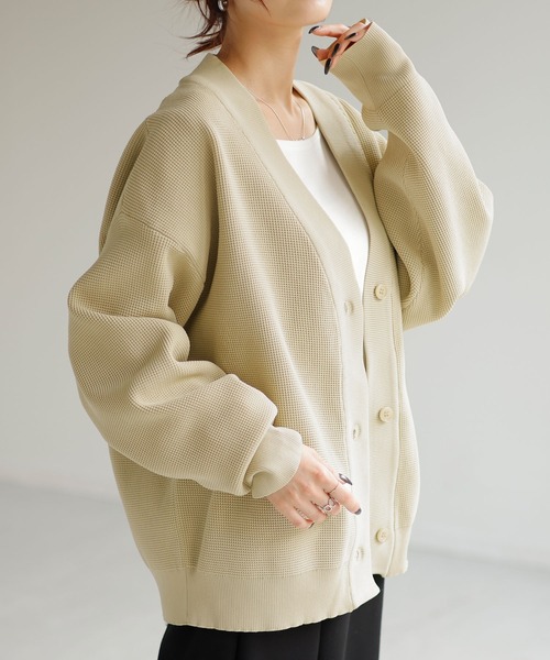 HUG.U(ハグユー)の「ワッフル×スポンジニットカーディガン(カーディガン/ボレロ・レディース・ベージュ/レッド/グレー/ブラック・FREE)」の3枚目の写真