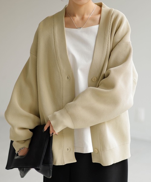 HUG.U(ハグユー)の「ワッフル×スポンジニットカーディガン(カーディガン/ボレロ・レディース・ベージュ/レッド/グレー/ブラック・FREE)」の11枚目の写真