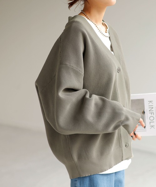 HUG.U(ハグユー)の「ワッフル×スポンジニットカーディガン(カーディガン/ボレロ・レディース・ベージュ/レッド/グレー/ブラック・FREE)」の16枚目の写真