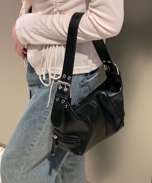 lilful(リルフル)の「太ベルト ワンハンドル PUスクエア ショルダー ミニバッグ(ショルダーバッグ・レディース・アイボリー/ブラック・F)」の2枚目の写真