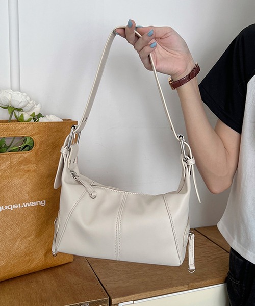 lilful(リルフル)の「太ベルト ワンハンドル PUスクエア ショルダー ミニバッグ(ショルダーバッグ・レディース・アイボリー/ブラック・F)」の8枚目の写真