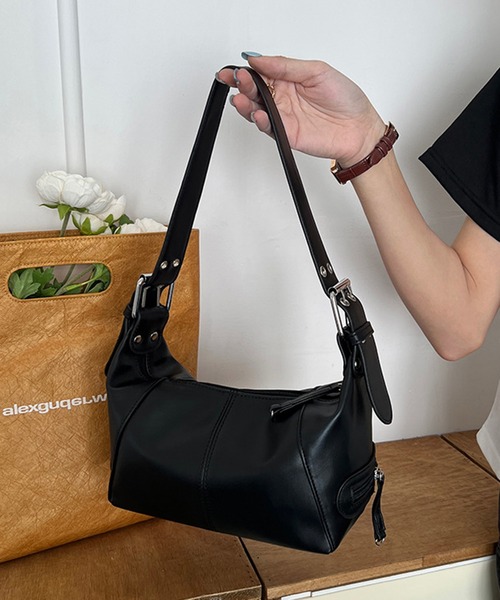 lilful(リルフル)の「太ベルト ワンハンドル PUスクエア ショルダー ミニバッグ(ショルダーバッグ・レディース・アイボリー/ブラック・F)」の9枚目の写真