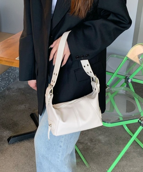 lilful(リルフル)の「太ベルト ワンハンドル PUスクエア ショルダー ミニバッグ(ショルダーバッグ・レディース・アイボリー/ブラック・F)」の11枚目の写真