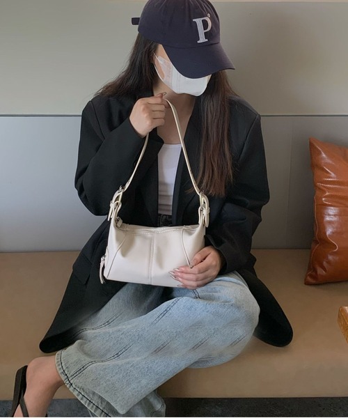 lilful(リルフル)の「太ベルト ワンハンドル PUスクエア ショルダー ミニバッグ(ショルダーバッグ・レディース・アイボリー/ブラック・F)」の12枚目の写真