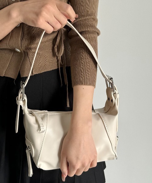 lilful(リルフル)の「太ベルト ワンハンドル PUスクエア ショルダー ミニバッグ(ショルダーバッグ・レディース・アイボリー/ブラック・F)」の18枚目の写真