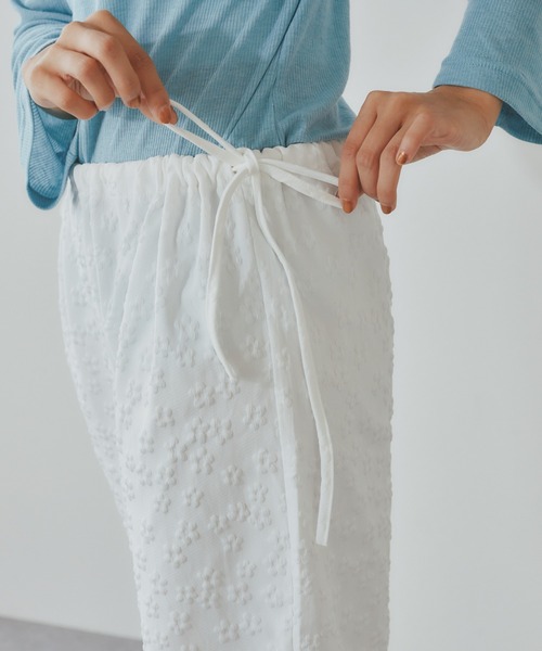 BARRETTA(バレッタ)の「フラワージャガードワイドパンツ(その他パンツ・レディース・ホワイト/ブラック・FREE)」の6枚目の写真