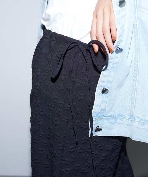 BARRETTA(バレッタ)の「フラワージャガードワイドパンツ(その他パンツ・レディース・ホワイト/ブラック・FREE)」の13枚目の写真