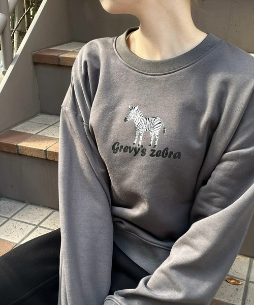 clear（クリア）の「ゼブラロゴプリント普通丈スウェットトップス [大人 カジュアル 着回し力抜群]≪再入荷≫（スウェット・レディース・ブルーグレー/オフホワイト/チャコールグレー・F）」の3枚目の写真