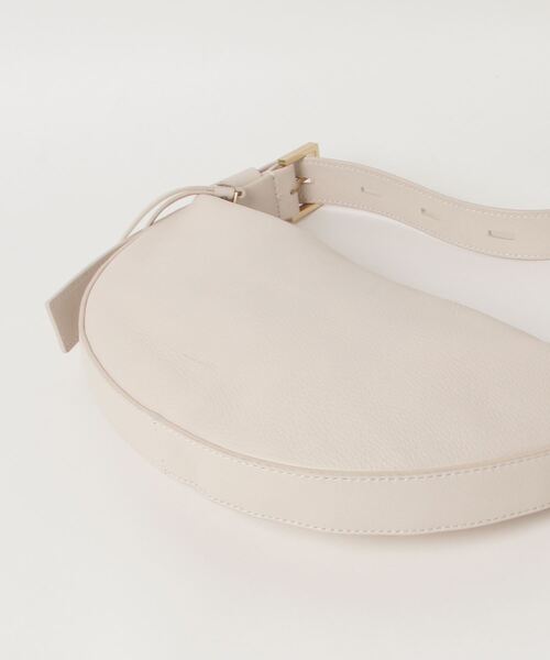 ALLSAINTS（オールセインツ）の「HALF MOON LEATHER CROSSBODY BAG | ハーフ ムーン レザー クロスボディ バッグ（ショルダーバッグ・レディース・ホワイト・ONE SIZE）」の10枚目の写真