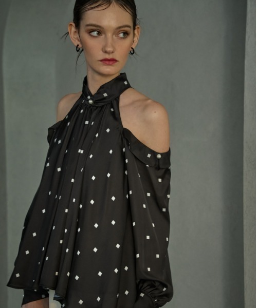 ERADIE（エラディエ）の「Halter neck Open shoulder blouse ホルターネックオープンショルダーブラウス（シャツ/ブラウス・レディース・ブラック系その他/ホワイト系その他・FREE）」の17枚目の写真