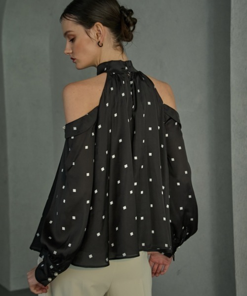 ERADIE（エラディエ）の「Halter neck Open shoulder blouse ホルターネックオープンショルダーブラウス（シャツ/ブラウス・レディース・ブラック系その他/ホワイト系その他・FREE）」の7枚目の写真
