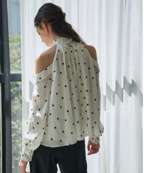 ERADIE（エラディエ）の「Halter neck Open shoulder blouse ホルターネックオープンショルダーブラウス（シャツ/ブラウス・レディース・ブラック系その他/ホワイト系その他・FREE）」の5枚目の写真