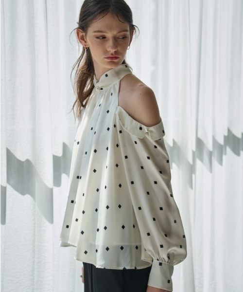 ERADIE（エラディエ）の「Halter neck Open shoulder blouse ホルターネックオープンショルダーブラウス（シャツ/ブラウス・レディース・ブラック系その他/ホワイト系その他・FREE）」の4枚目の写真