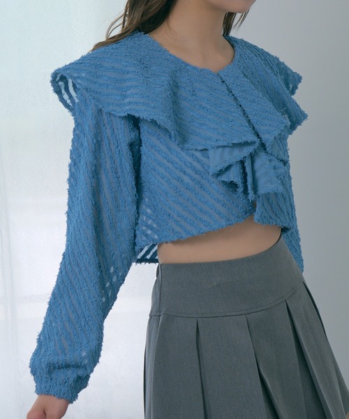 MAGASIN DE MODE Chou Chou(マガジンデモードシュシュ)の「【MAGASIN DE MODE Chou Chou】シアー ミニフリンジジャガード クロップドブラウス XNN(シャツ/ブラウス・レディース・アイボリー/ブラック/ブルー・FREE)」の3枚目の写真