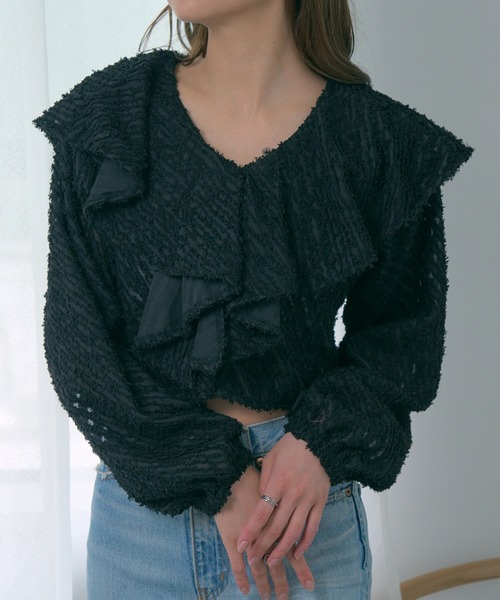 MAGASIN DE MODE Chou Chou(マガジンデモードシュシュ)の「【MAGASIN DE MODE Chou Chou】シアー ミニフリンジジャガード クロップドブラウス XNN(シャツ/ブラウス・レディース・アイボリー/ブラック/ブルー・FREE)」の2枚目の写真