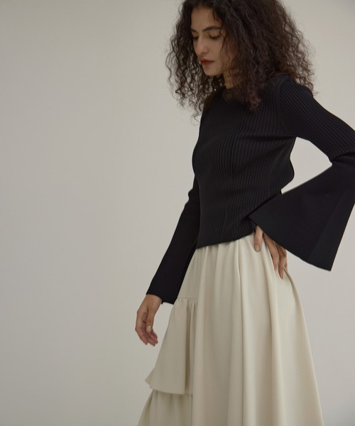 MIELI INVARIANT(ミエリインヴァリアント)の「Bell Sleeve Petal Knit Tops(ニット/セーター・レディース・ブラック/モカ・FREE)」の22枚目の写真