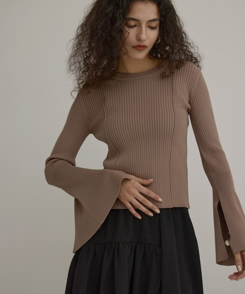 MIELI INVARIANT(ミエリインヴァリアント)の「Bell Sleeve Petal Knit Tops(ニット/セーター・レディース・ブラック/モカ・FREE)」の5枚目の写真