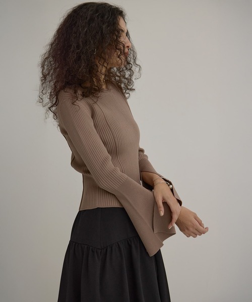 MIELI INVARIANT(ミエリインヴァリアント)の「Bell Sleeve Petal Knit Tops(ニット/セーター・レディース・ブラック/モカ・FREE)」の6枚目の写真