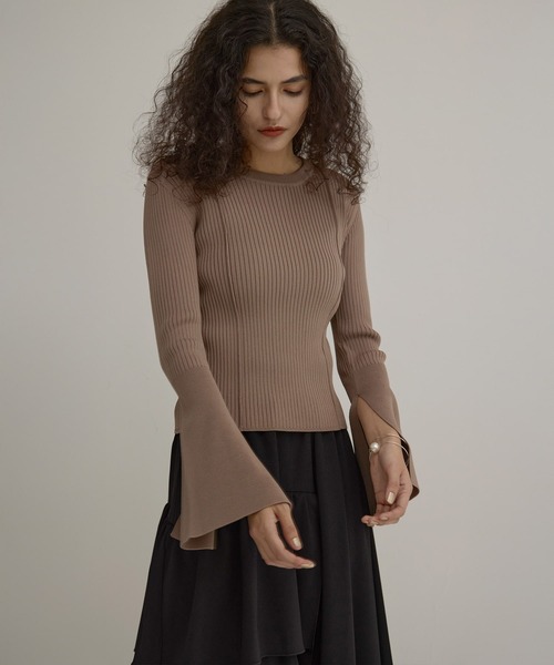 MIELI INVARIANT(ミエリインヴァリアント)の「Bell Sleeve Petal Knit Tops(ニット/セーター・レディース・ブラック/モカ・FREE)」の7枚目の写真