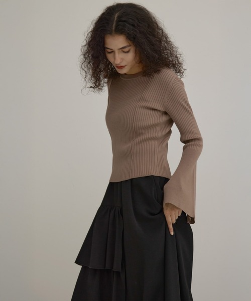 MIELI INVARIANT(ミエリインヴァリアント)の「Bell Sleeve Petal Knit Tops(ニット/セーター・レディース・ブラック/モカ・FREE)」の8枚目の写真
