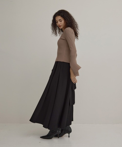 MIELI INVARIANT(ミエリインヴァリアント)の「Bell Sleeve Petal Knit Tops(ニット/セーター・レディース・ブラック/モカ・FREE)」の10枚目の写真