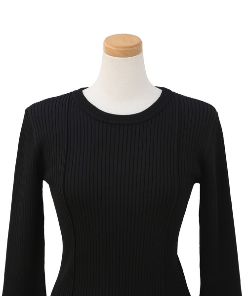 MIELI INVARIANT(ミエリインヴァリアント)の「Bell Sleeve Petal Knit Tops(ニット/セーター・レディース・ブラック/モカ・FREE)」の16枚目の写真
