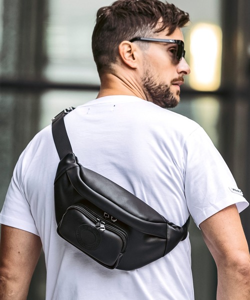 1PIU1UGUALE3  RELAX （ウノピゥウノウグァーレトレ リラックス）の「1PIU1UGUALE3 RELAX(ウノピゥウノウグァーレトレ リラックス)サークルロゴ ウエストバッグ ボディバッグ（ボディバッグ/ウエストポーチ・メンズ・ブラック・ONE SIZE）」の2枚目の写真