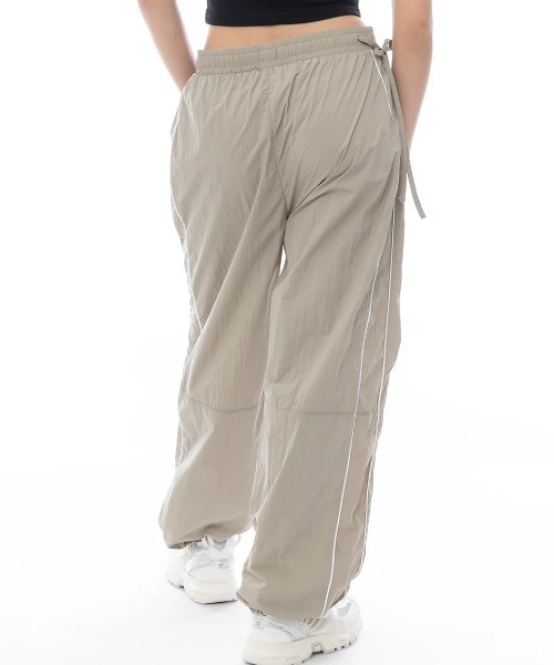 RVCA(ルーカ)の「RVCA レディース MINI RVCA TRACK PANTS ロングパンツ 【2025年春夏モデル】/ルーカセットアップ対応ナイロントラックパンツ(その他パンツ・レディース・ブラック/ベージュ系その他・LARGE/MEDIUM/SMALL)」の9枚目の写真