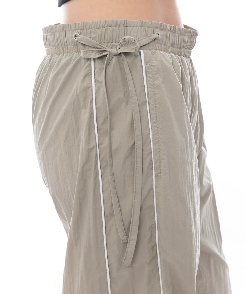 RVCA(ルーカ)の「RVCA レディース MINI RVCA TRACK PANTS ロングパンツ 【2025年春夏モデル】/ルーカセットアップ対応ナイロントラックパンツ(その他パンツ・レディース・ブラック/ベージュ系その他・LARGE/MEDIUM/SMALL)」の3枚目の写真