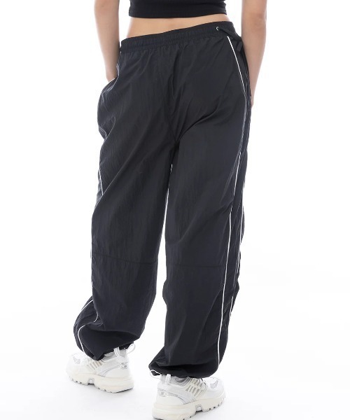 RVCA(ルーカ)の「RVCA レディース MINI RVCA TRACK PANTS ロングパンツ 【2025年春夏モデル】/ルーカセットアップ対応ナイロントラックパンツ(その他パンツ・レディース・ブラック/ベージュ系その他・LARGE/MEDIUM/SMALL)」の5枚目の写真