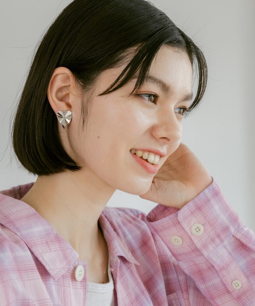 niko and...(ニコアンド)の「ハートプレートイヤリング(イヤリング・レディース・グレー/イエロー・0)」の7枚目の写真