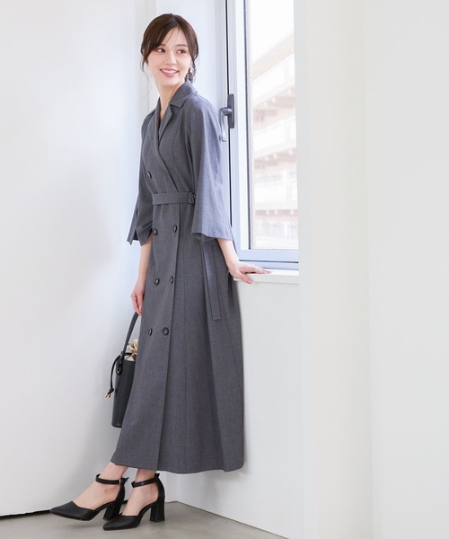 Andemiu（アンデミュウ）の「トレンチフウソデスリットワンピース325719（ワンピース・レディース・チャコールグレー/ネイビー/コーラル・FREE）」の2枚目の写真
